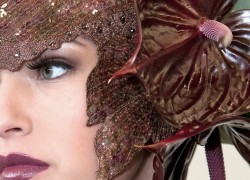 Model + Anthurium in haar Portretfotografie Joop Gijsbers Fotografie Aalsmeer